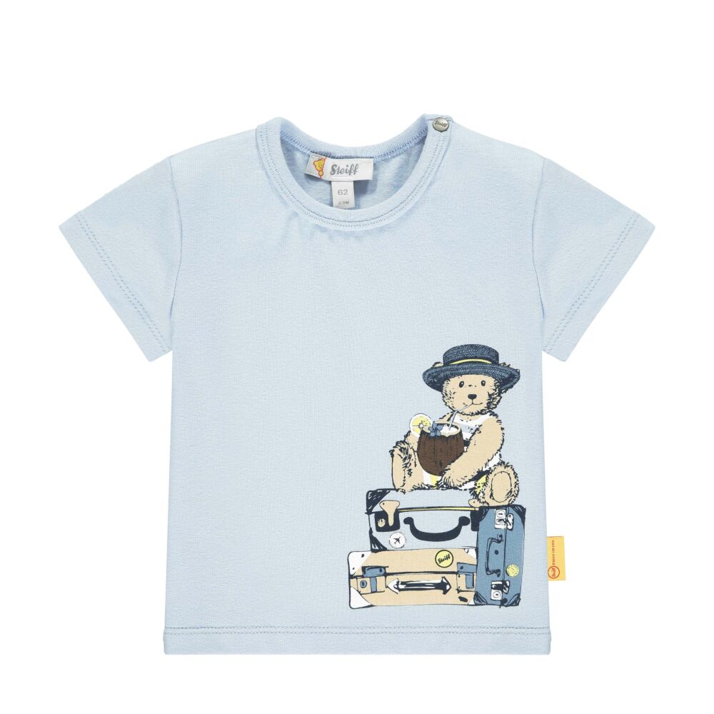Steiff rövid ujjú póló macival és bőröndökkel- Baby Boys - Hello Summer kollekció világoskék  | Bunny and Teddy